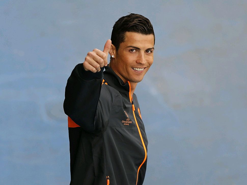 前锋冷静破门，展现成熟心态（前锋沉着建功，尽显成熟心态）