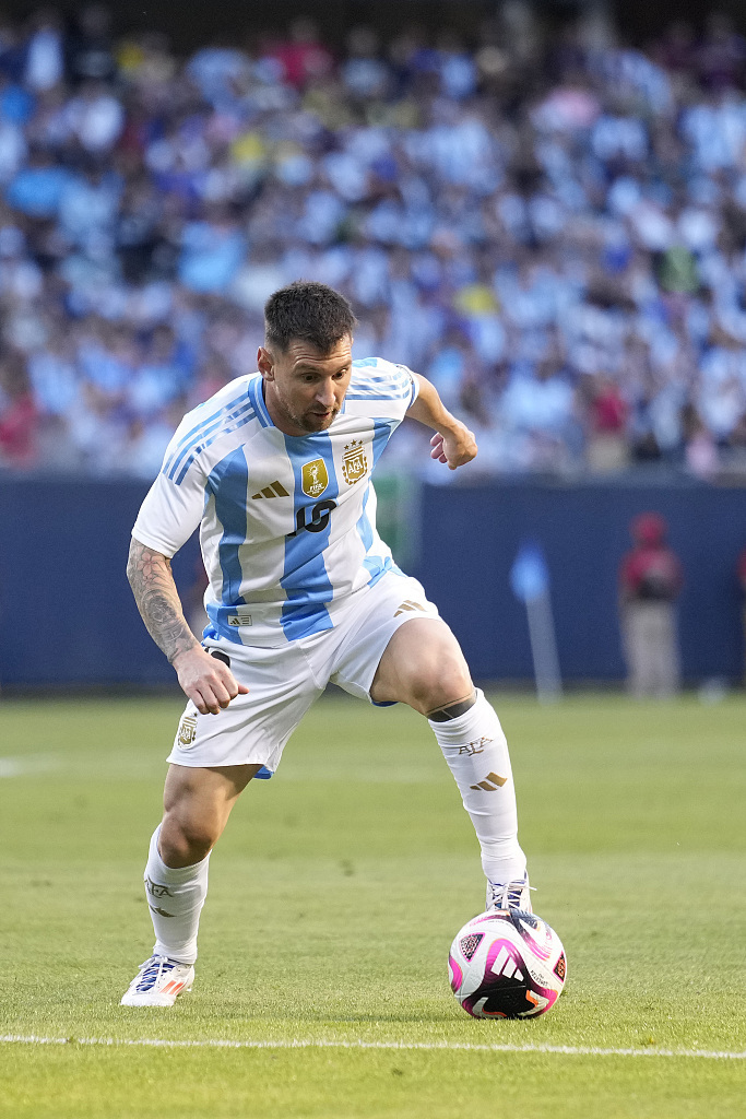 阿拉维斯后卫：巴萨很强，但我们将拼上性命力争带走三分（阿拉维斯后卫：巴萨实力强劲，我们将不惜一切争夺三分）