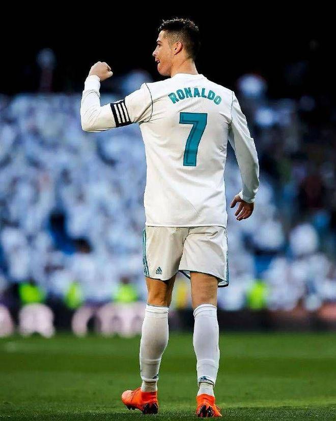 重返安菲尔德，现场播报阿诺德名字时利物浦球迷报以嘘声（阿诺德重回安菲尔德，名字被念到时遭利物浦球迷嘘声）