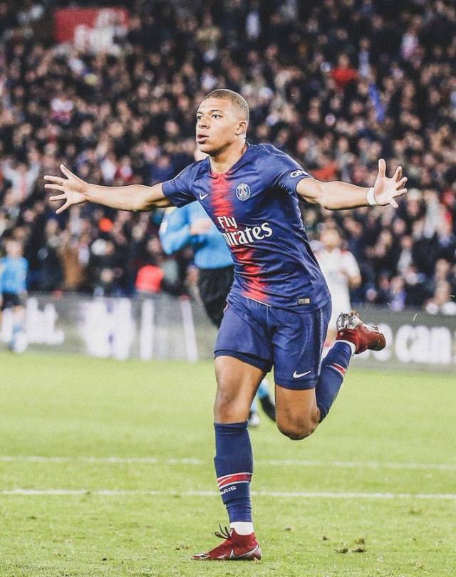 当志愿者在残特奥会：需要时我在你身旁，拼搏时我为你鼓掌（残特奥志愿者：你需要时我相伴，你拼搏时我喝彩）