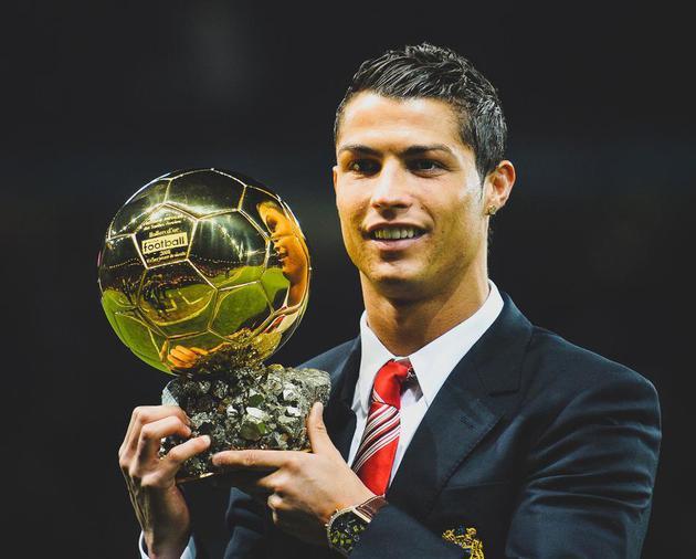 孔帕尼：迪亚斯肯定不是故意去伤害对手，他只是想争夺那个球（孔帕尼为迪亚斯辩护：并非故意伤人，只是正常拼抢）